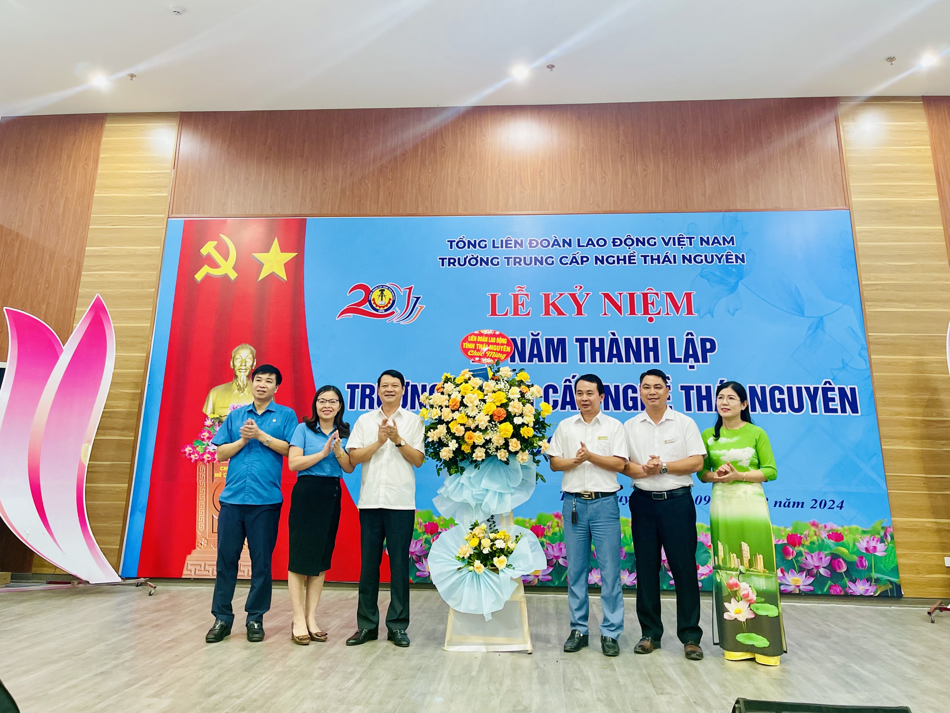 LỄ KỶ NIỆM 20 NĂM NGÀY THÀNH LẬP TRƯỜNG TRUNG CẤP NGHỀ THÁI NGUYÊN