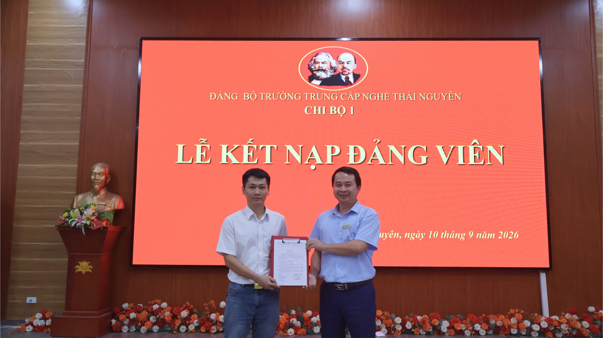 LỄ KẾT NẠP ĐẢNG VIÊN MỚI