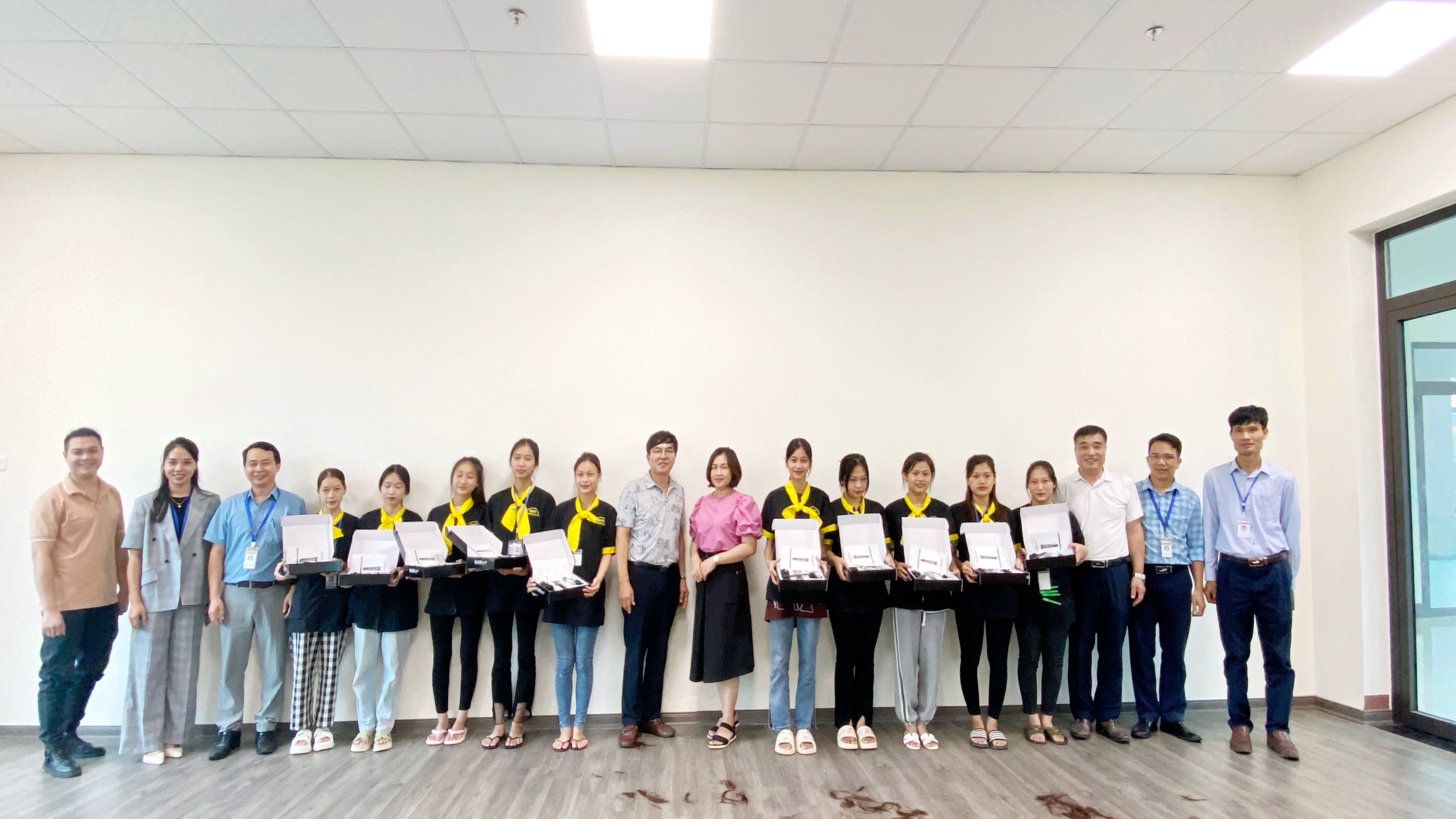 PHÓNG VIÊN JEONG SEONG YEOP - KÊNH TIN TỨC  K-NEW KOREAN - ĐỘI TÌNH NGUYỆN SIÊU THỊ HÀN TRAO TẶNG QUÀ CHO HỌC SINH TRƯỜNG TRUNG CẤP NGHỀ THÁI NGUYÊN